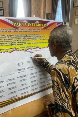 Penandatanganan Pakta Integritas dalam rangka Pembangunan Zona Integritas di Lingkungan Disdukcapil Kab. Karimun