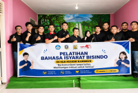 Petugas Pelayanan Disdukcapil mengikuti Pelatihan Bahasa Isyarat BISINDO di SLB Negeri Karimun
