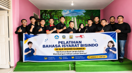 Petugas Pelayanan Disdukcapil mengikuti Pelatihan Bahasa Isyarat BISINDO di SLB Negeri Karimun
