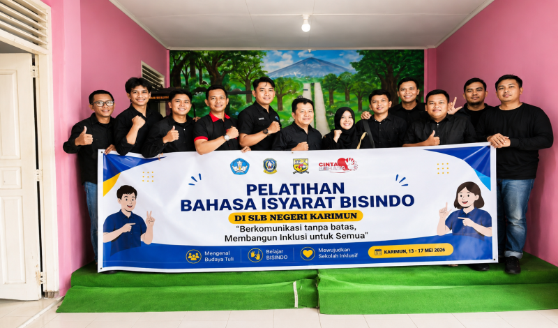 Petugas Pelayanan Disdukcapil mengikuti Pelatihan Bahasa Isyarat BISINDO di SLB Negeri Karimun
