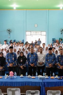 Hari Ke-4 ‘Goes to School’ di SMAN 1 Kundur, Disdukcapil Karimun Dekatkan Layanan Perekaman KTP-el Pemula di Wilayah Pulau