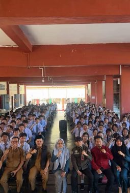 Sinergi Disdukcapil Karimun dan DPMD Dukcapil Kepri: Gelar Program ‘Goes to School’ di SMA Maha Bodhi, Sasar Aktivasi IKD Guru dan Perekaman KTP-el Siswa